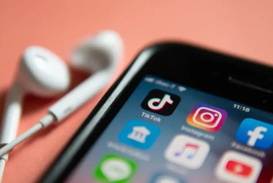 Projet de loi sur les réseaux sociaux : L’Algérie vers un contrôle accru de TikTok, Facebook et autres plateformes numériques